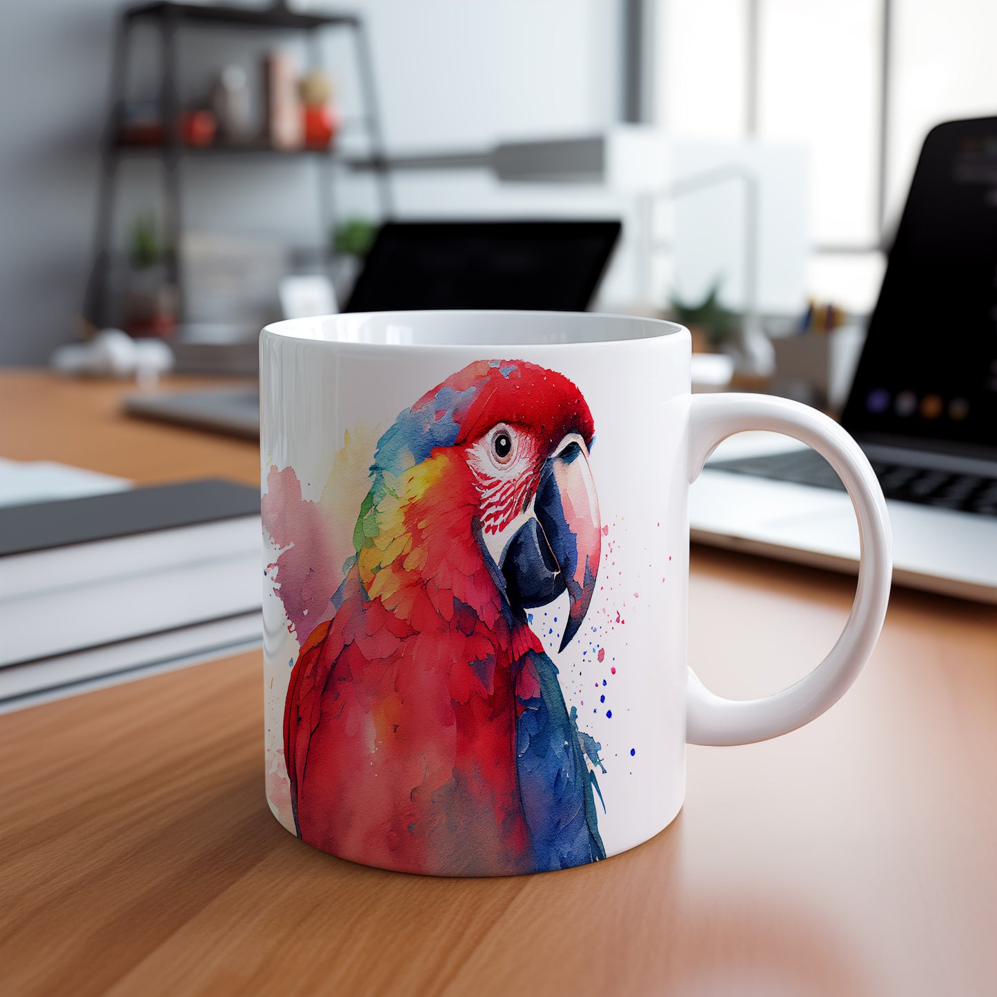 Hrnek s papouškem v živých barvách