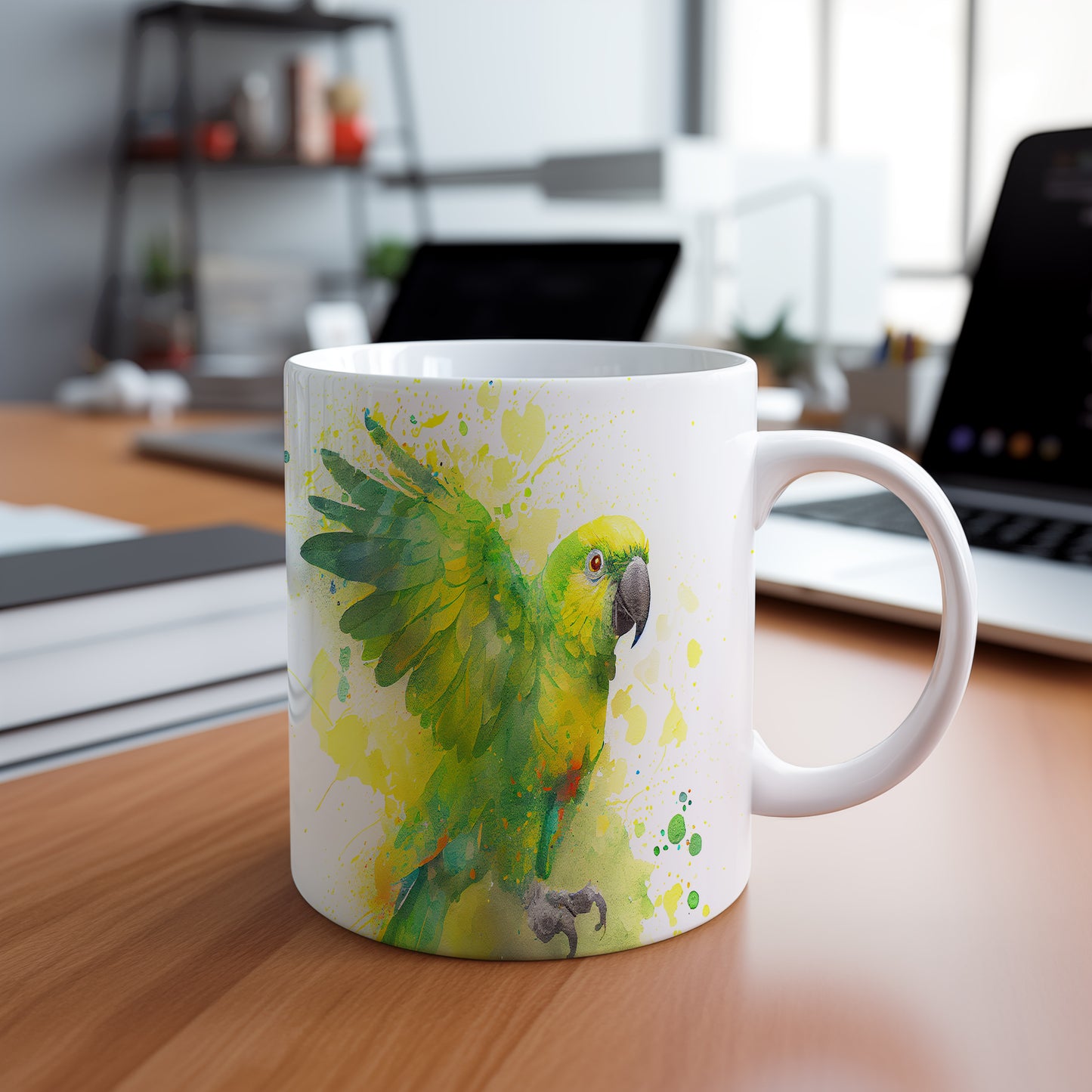 Hrnek s papouškem a barevnými skvrnami