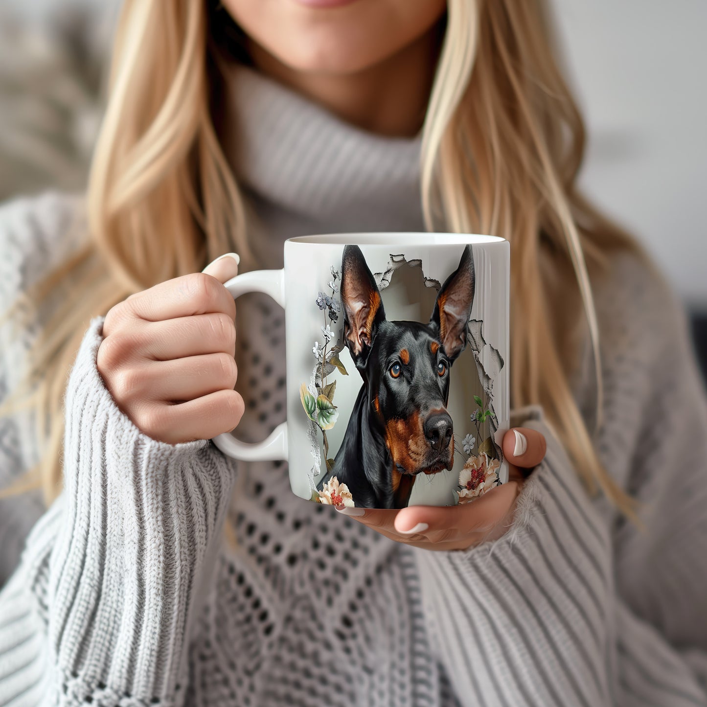 Hrnek s dobermanem a květinami