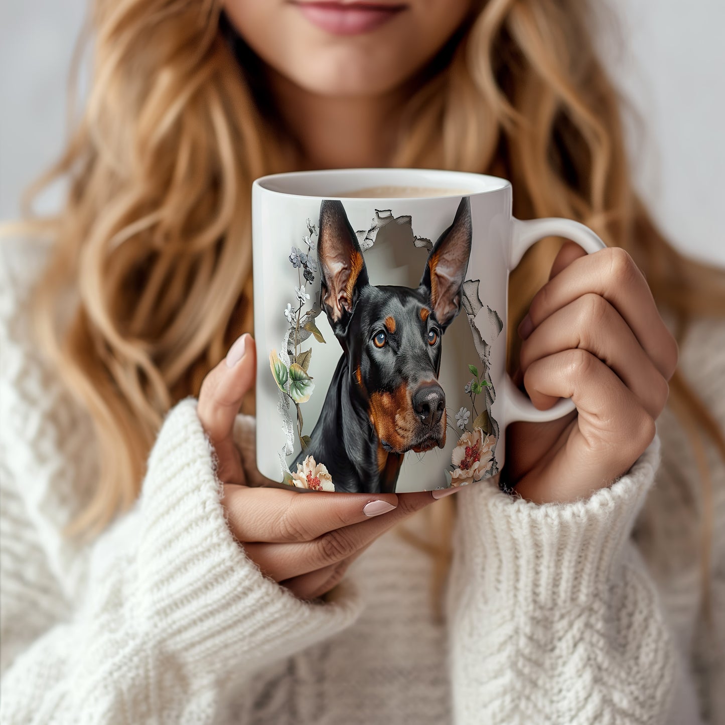Hrnek s dobermanem a květinami