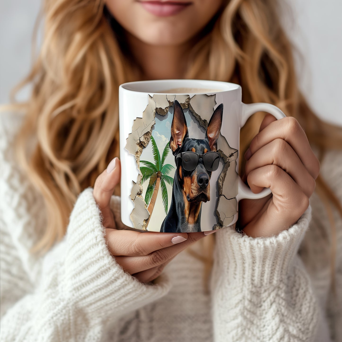 Hrnek s Dobermanem a slunečnými palmami