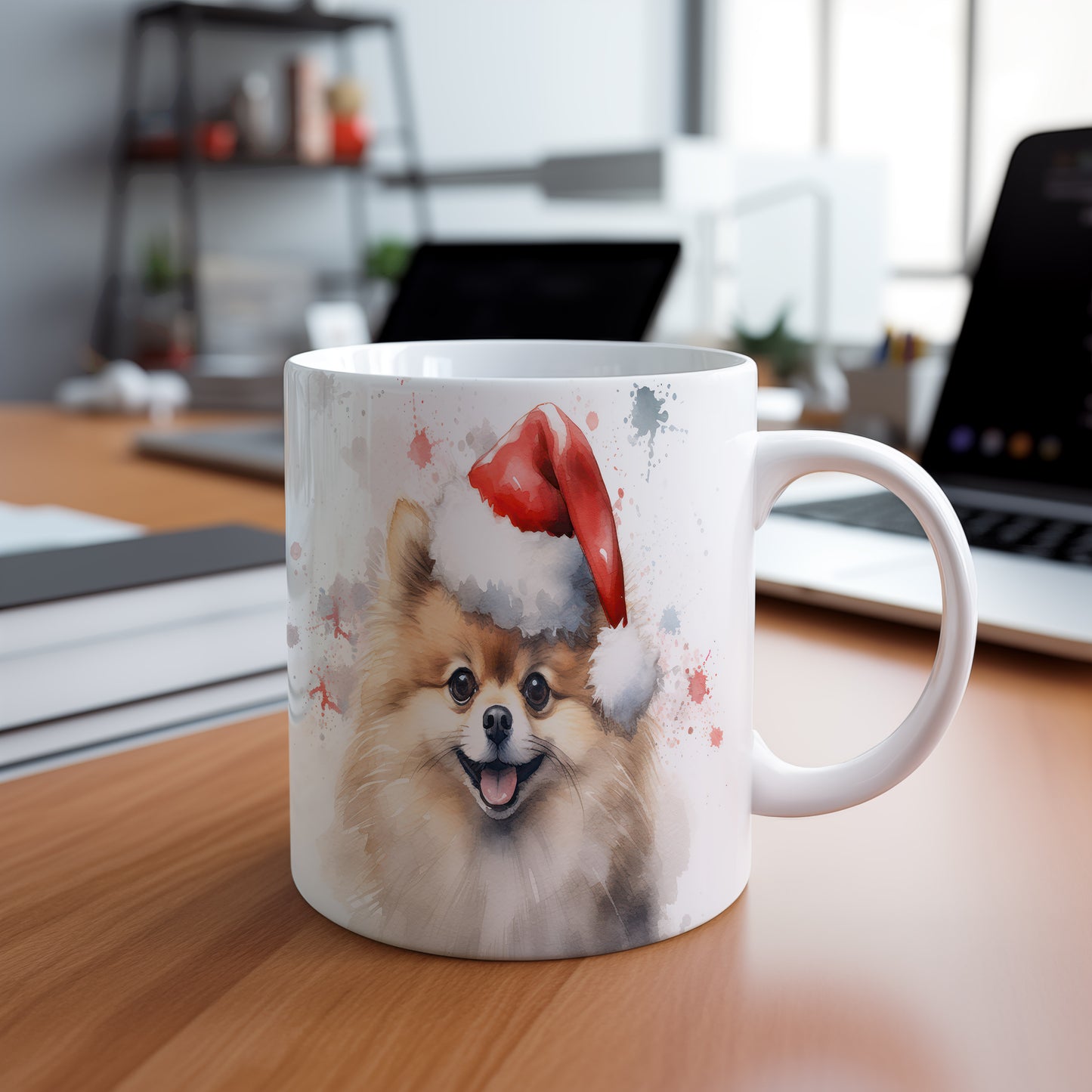 Hrnek s veselým pomeranianem v červené vánoční čepici