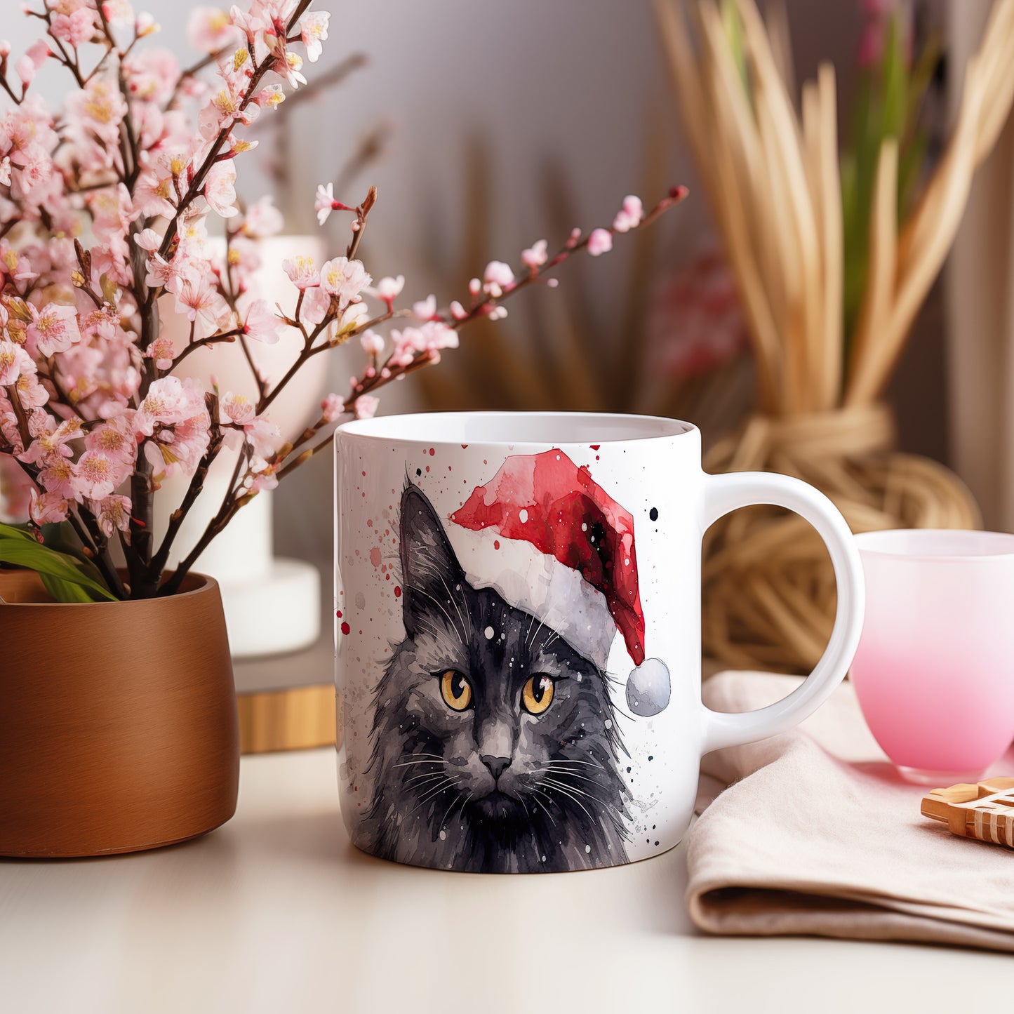 Hrnek se černou kočkou v čepici Santa