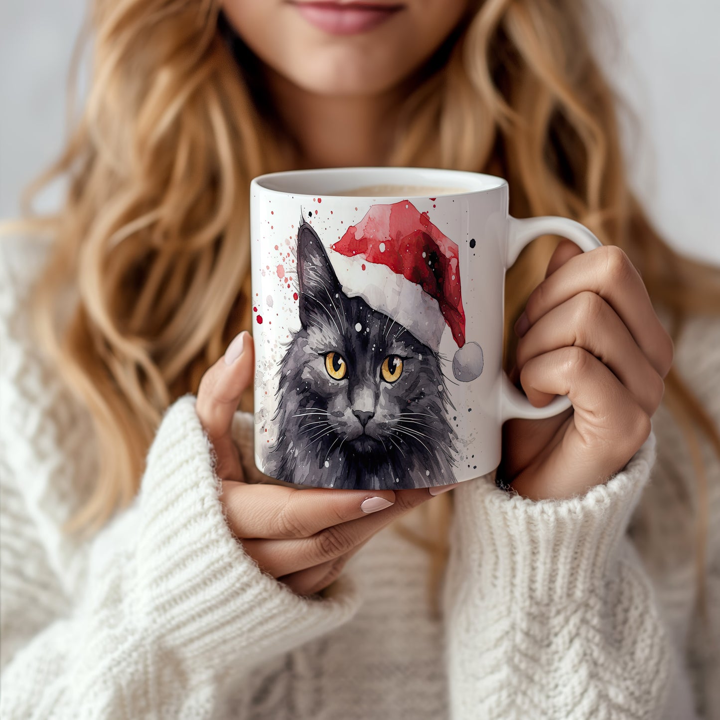 Hrnek se černou kočkou v čepici Santa