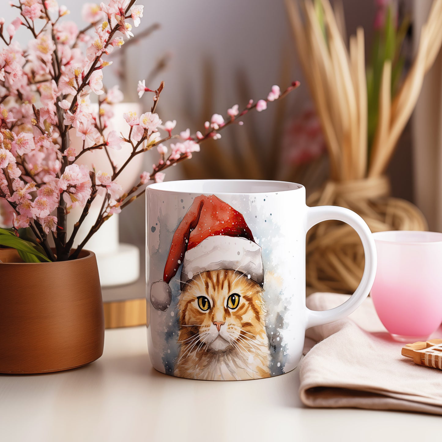 Hrnek s kočkou v čepici Santa Claus – modrými detaily