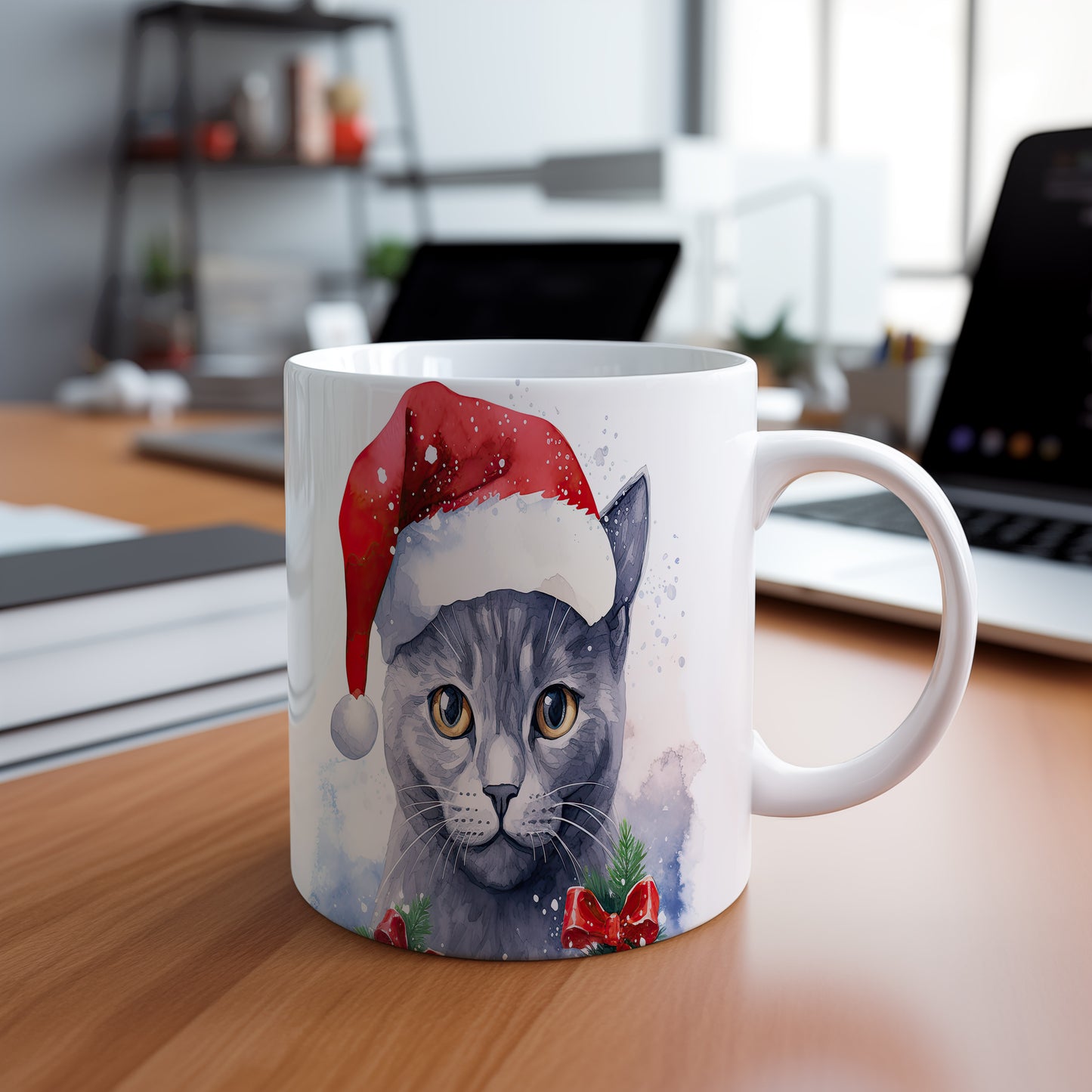 Hrnek se šedou kočkou v vánoční čepici