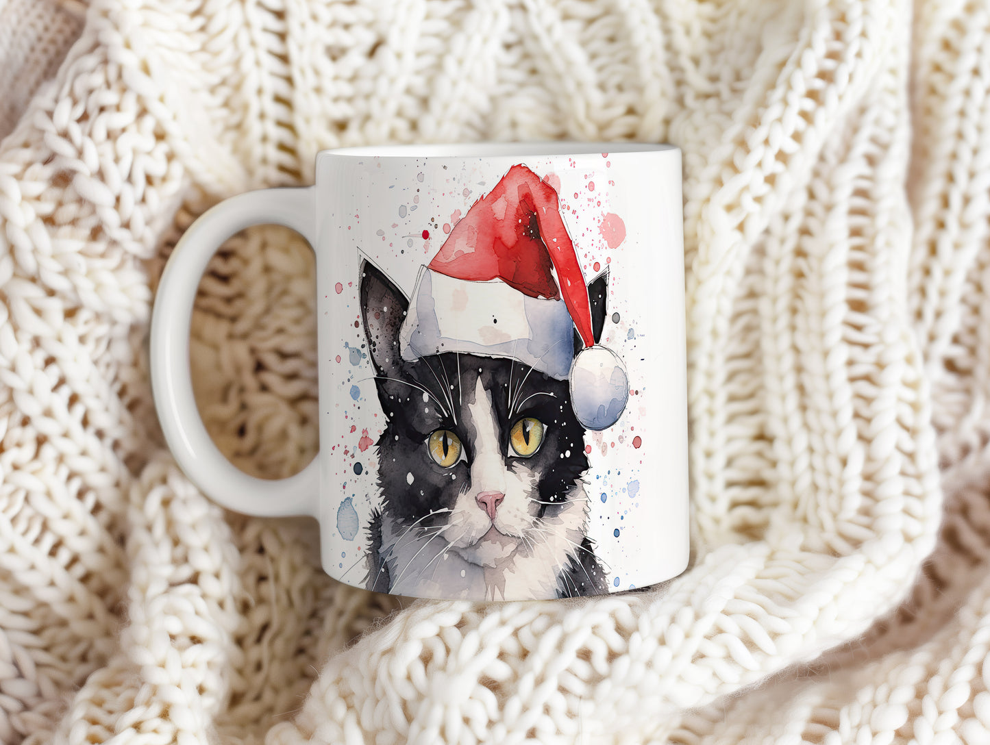 Hrnek s kočkou v čepici Santa a sněhovými vločkami