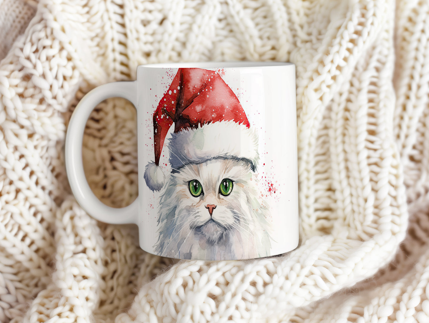 Hrnek s bílou kočkou v Santa čepici – akvarelový styl