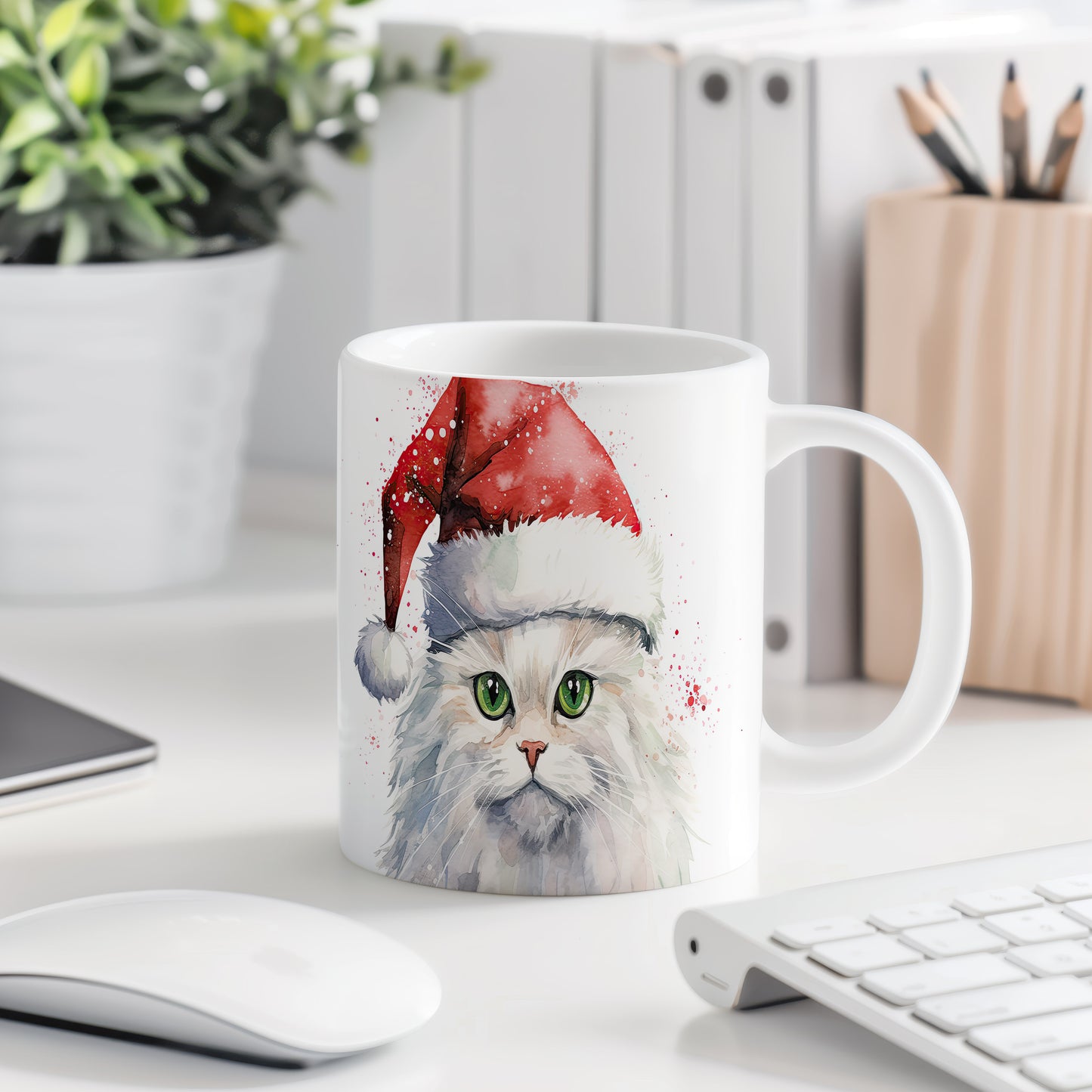 Hrnek s bílou kočkou v Santa čepici – akvarelový styl