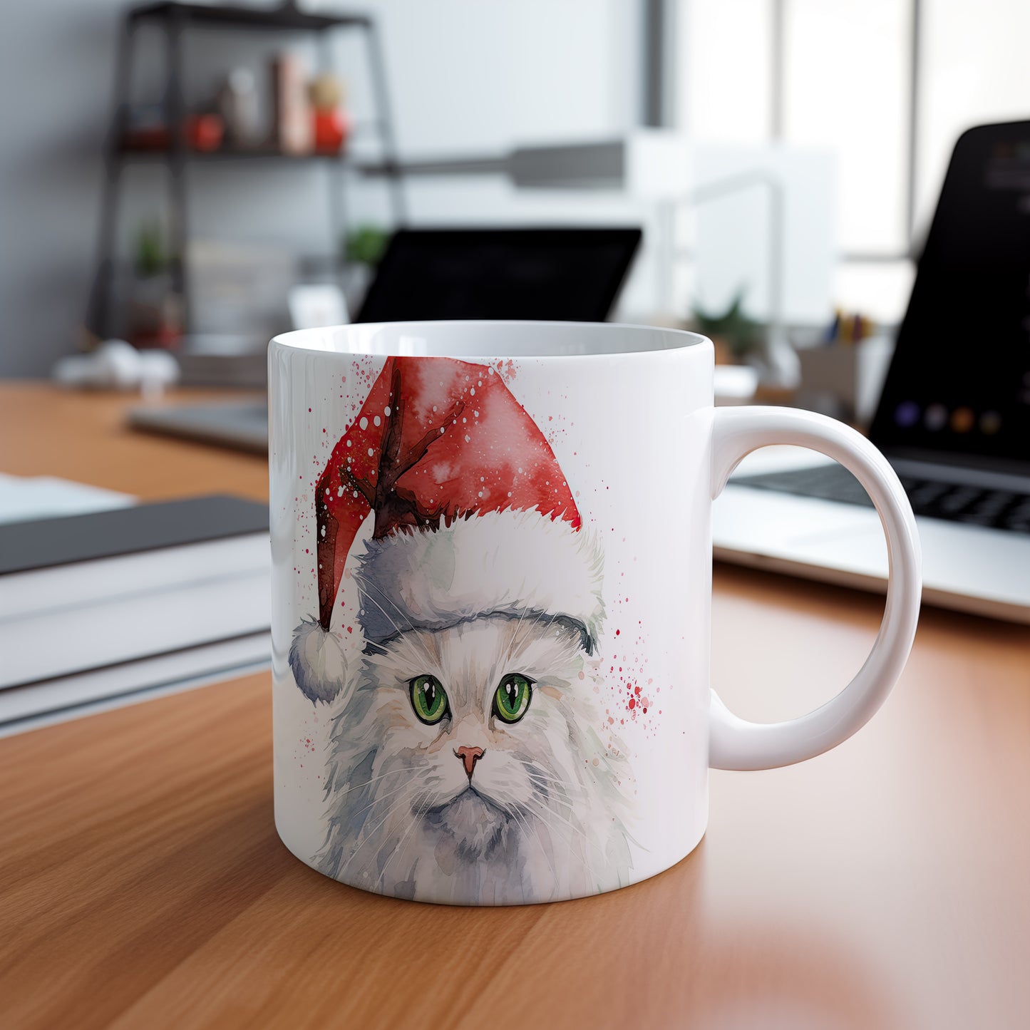 Hrnek s bílou kočkou v Santa čepici – akvarelový styl