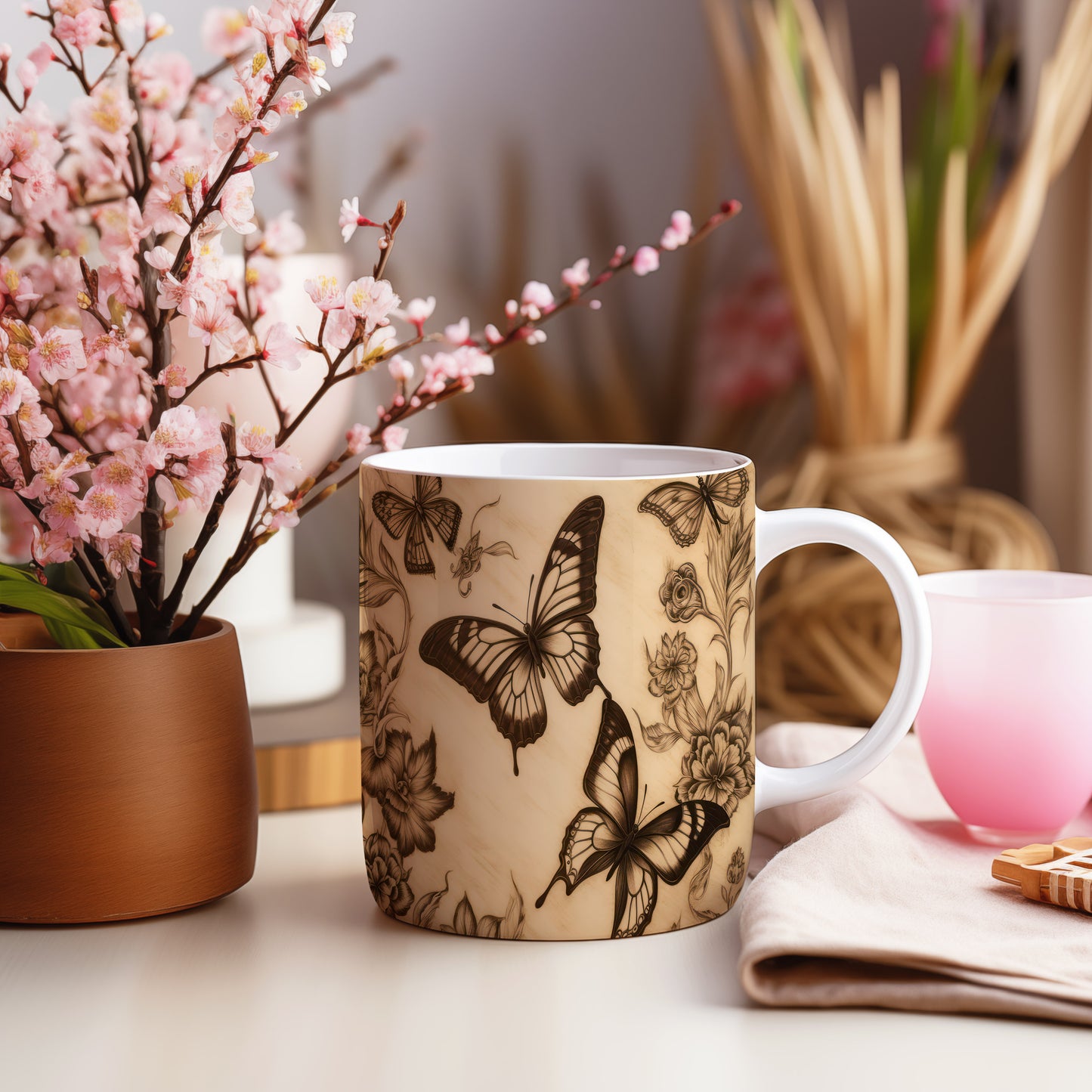 Hrnek s motýly a květinami v béžových tónech – elegantní design