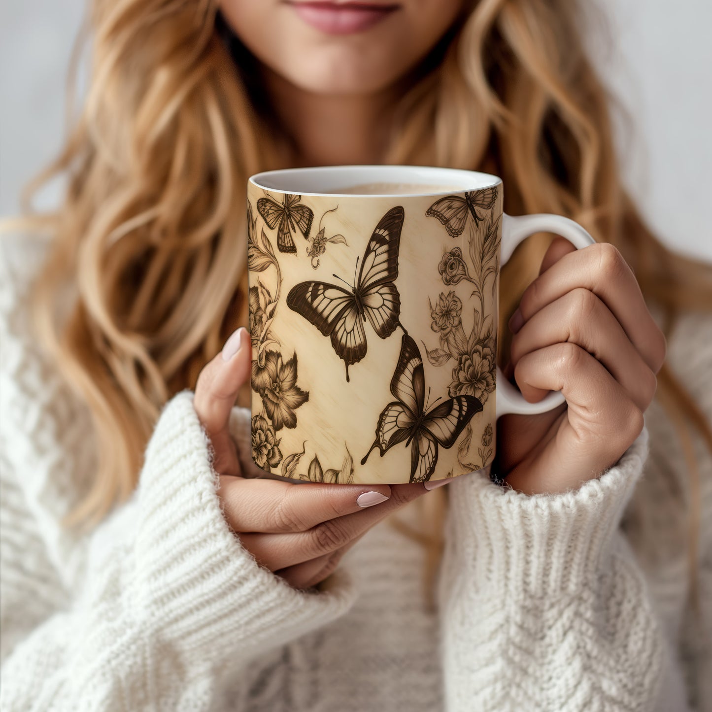 Hrnek s motýly a květinami v béžových tónech – elegantní design