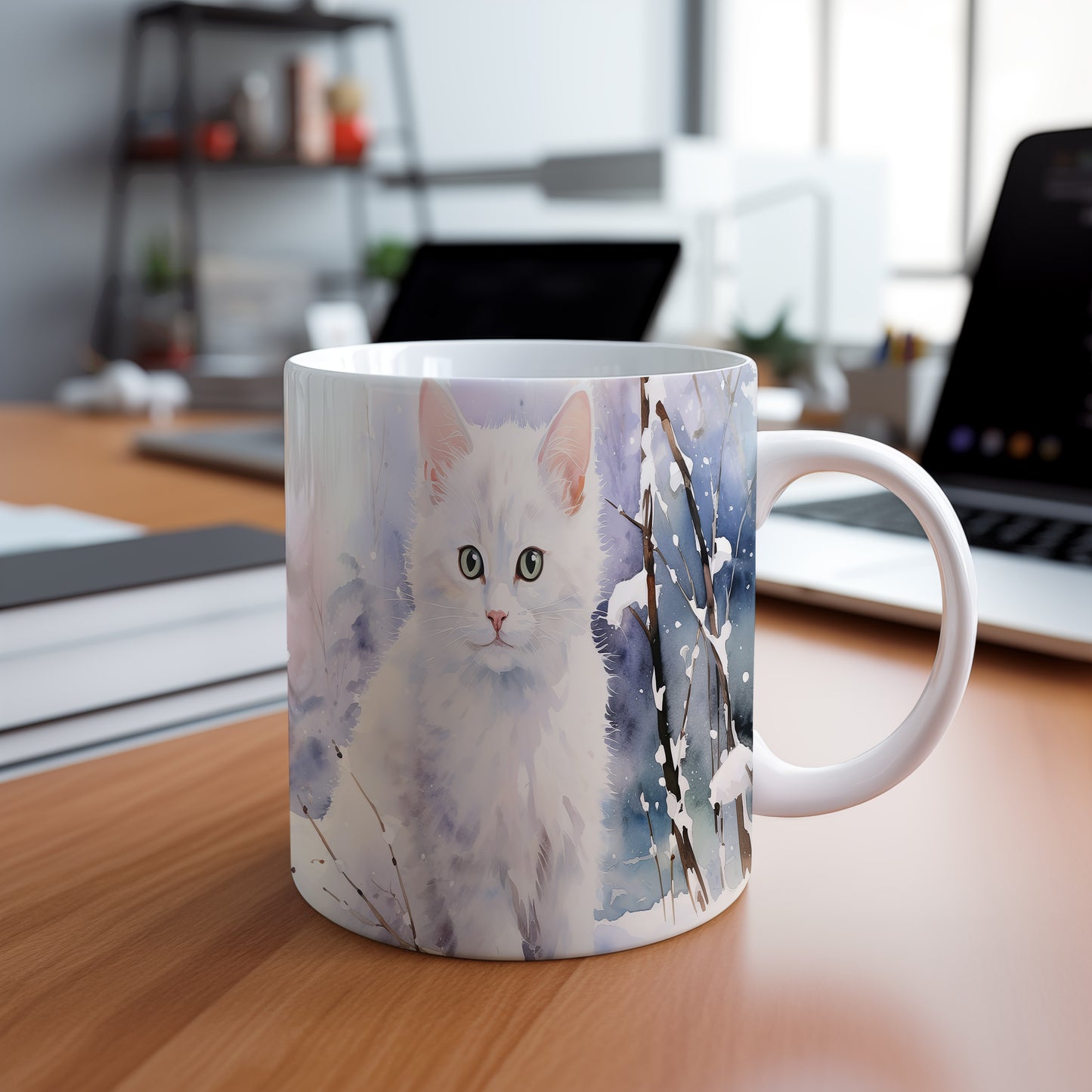 Hrnek s roztomilou bílou kočkou v zimní přírodě