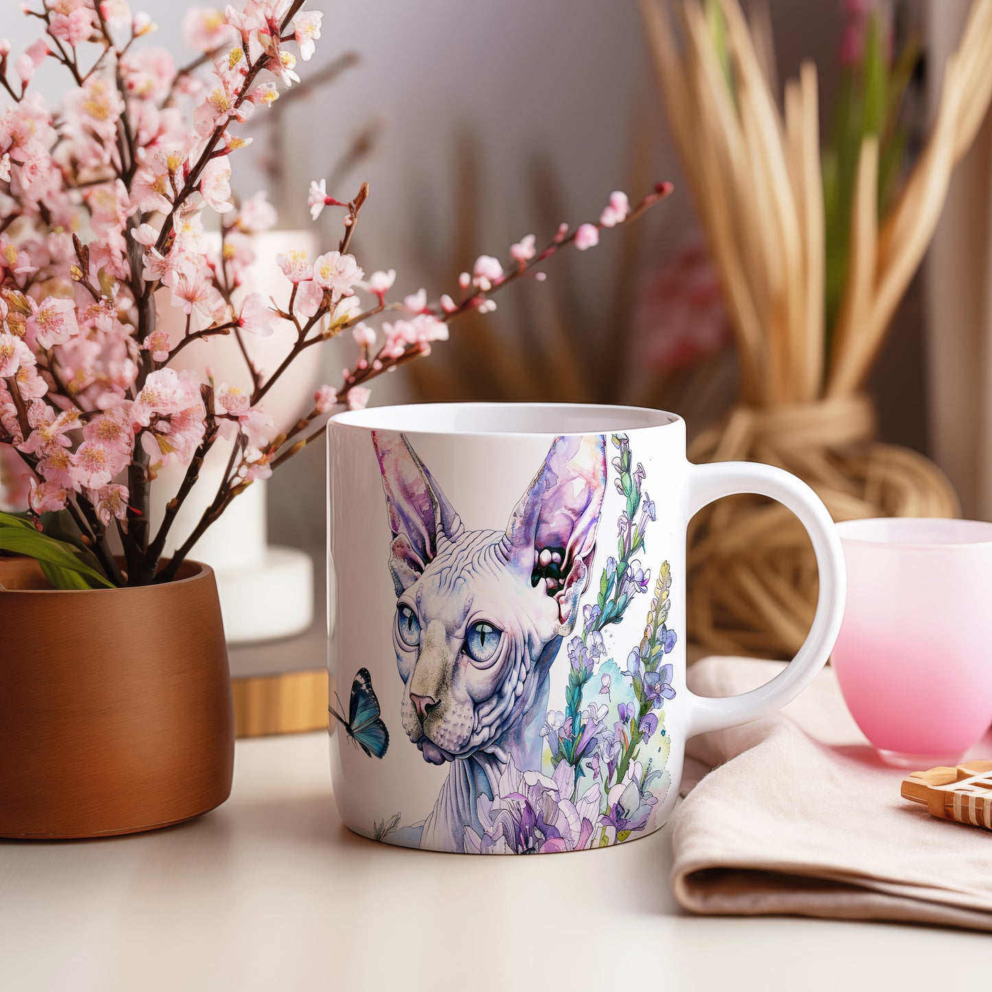 Hrnek se sphynxem a květinami – modrými detaily