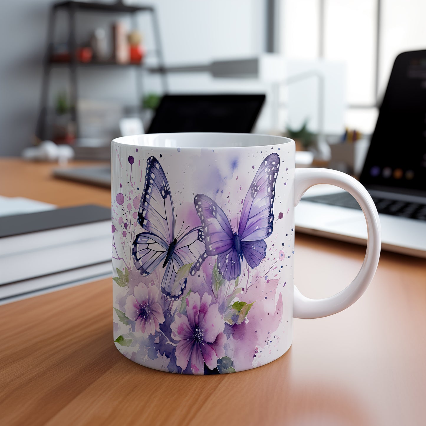 Hrnek s motýly a květinami v jemných fialových tónech