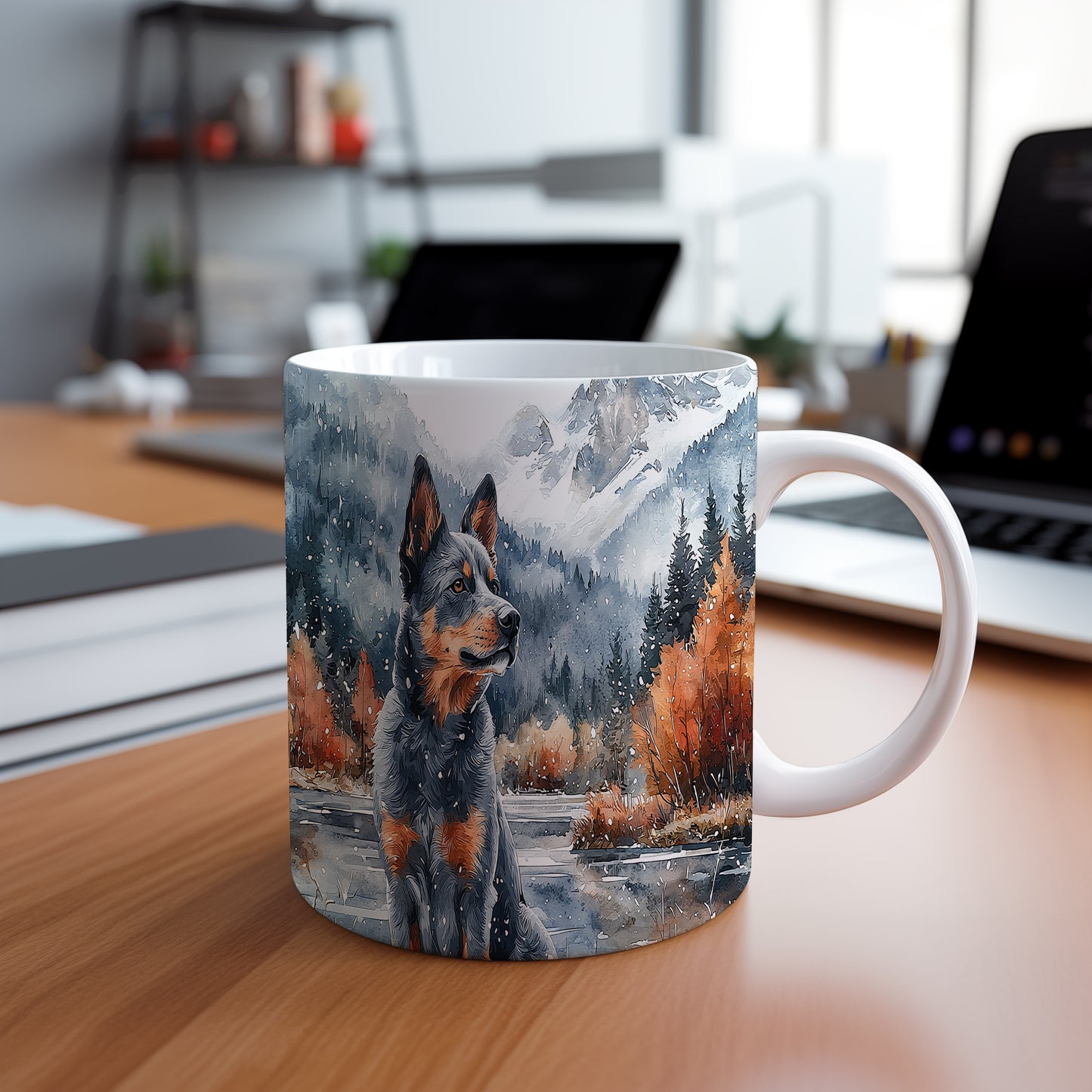 Hrnek s Australským honáckým psem v malebné přírodě