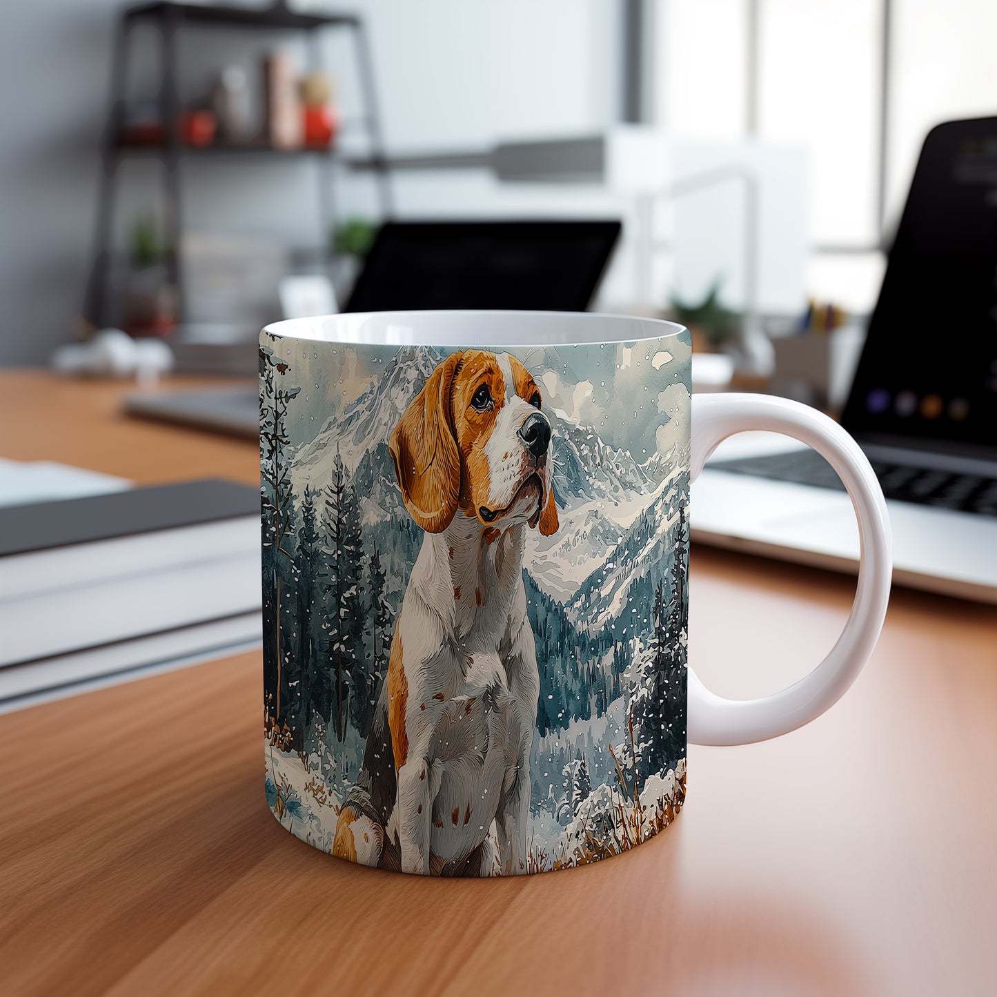 Hrnek s beagle psem v horské krajině