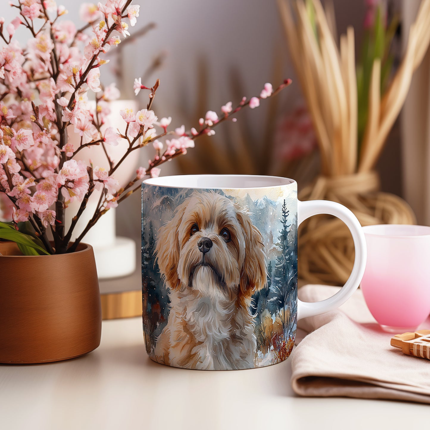 Hrnek s roztomilým Shih tzu v přírodě
