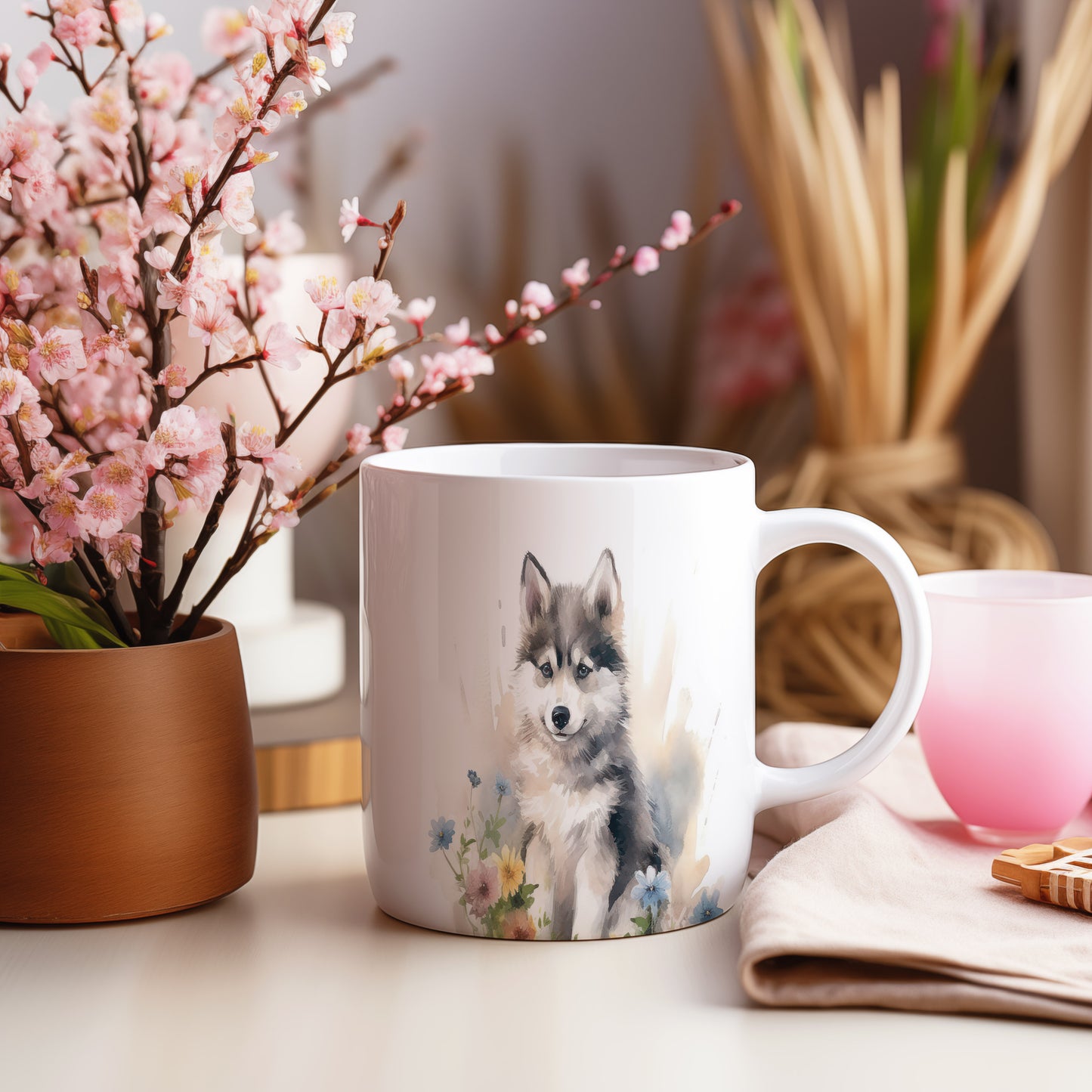 Hrnek se štěnětem huskyho a květinami