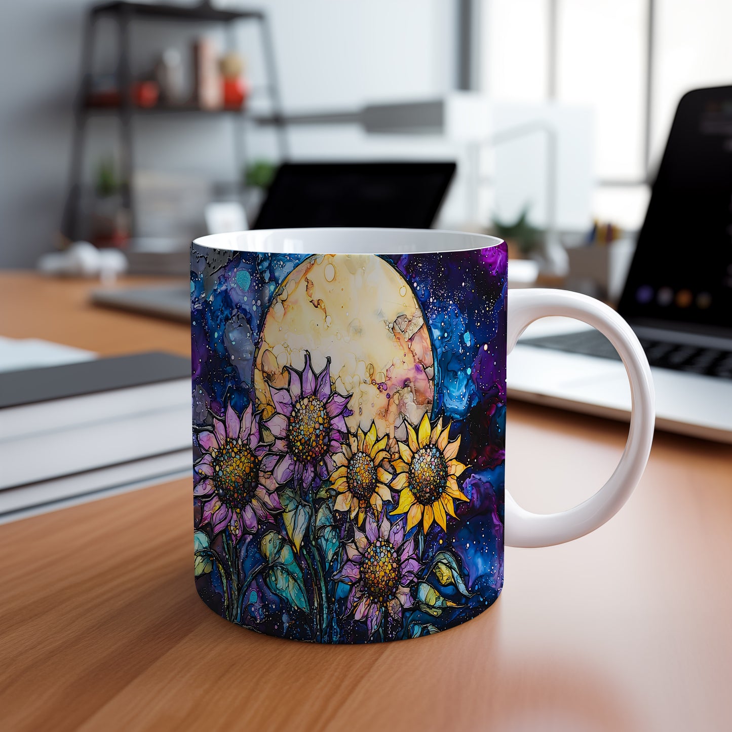 Hrnek se slunečnicemi a měsícem – černobílým motivem