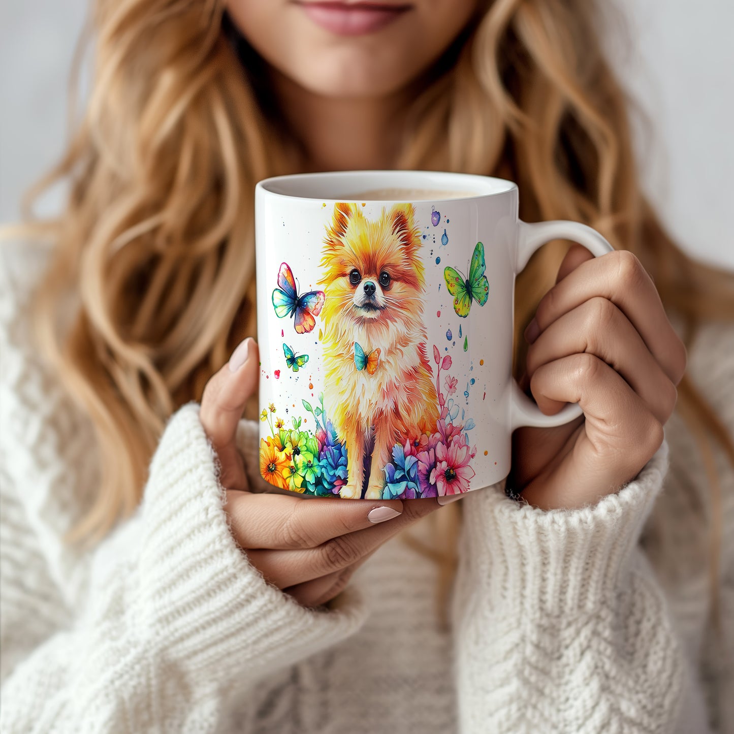 Hrnek s roztomilým pomeranianem a barevnými motýly