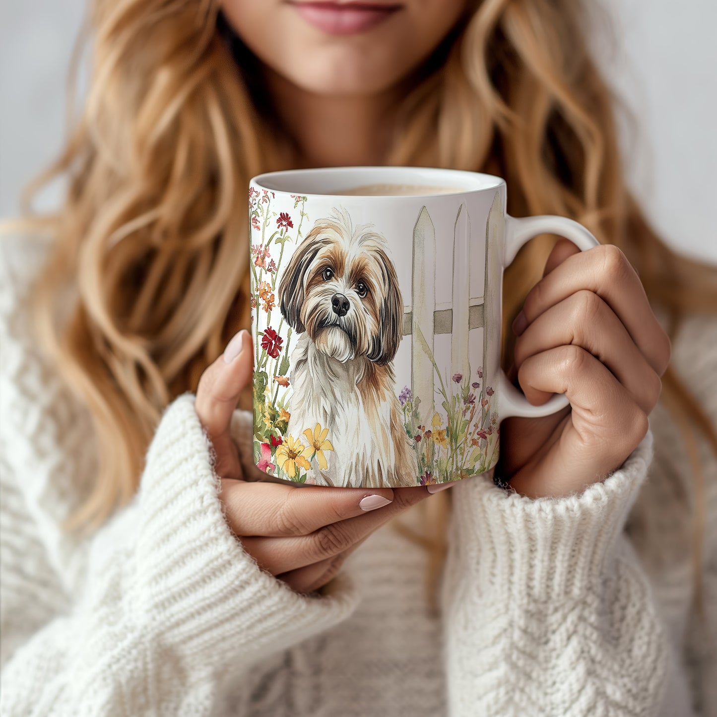 Hrnek s krásným Shih Tzu mezi květinami