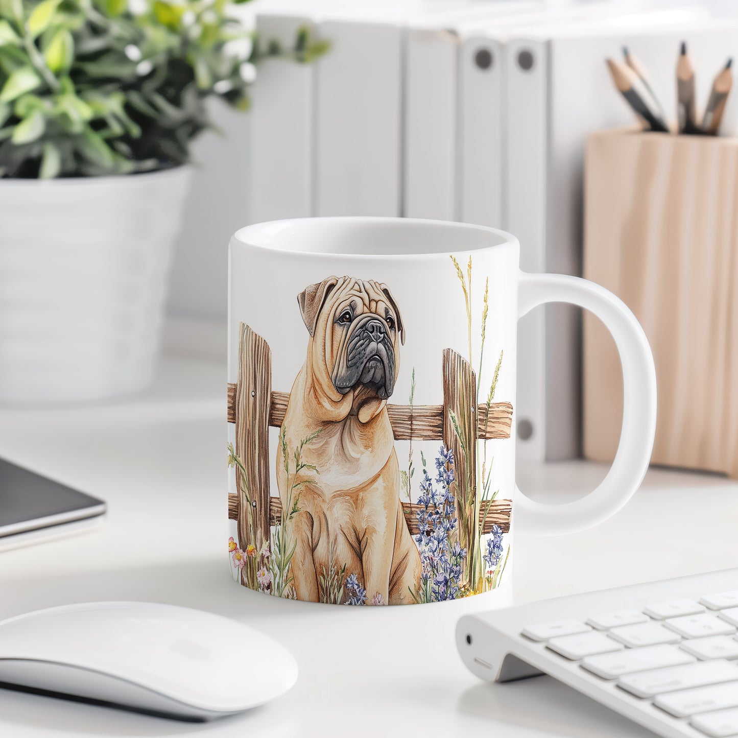 Hrnek se Shar Pei u plotu