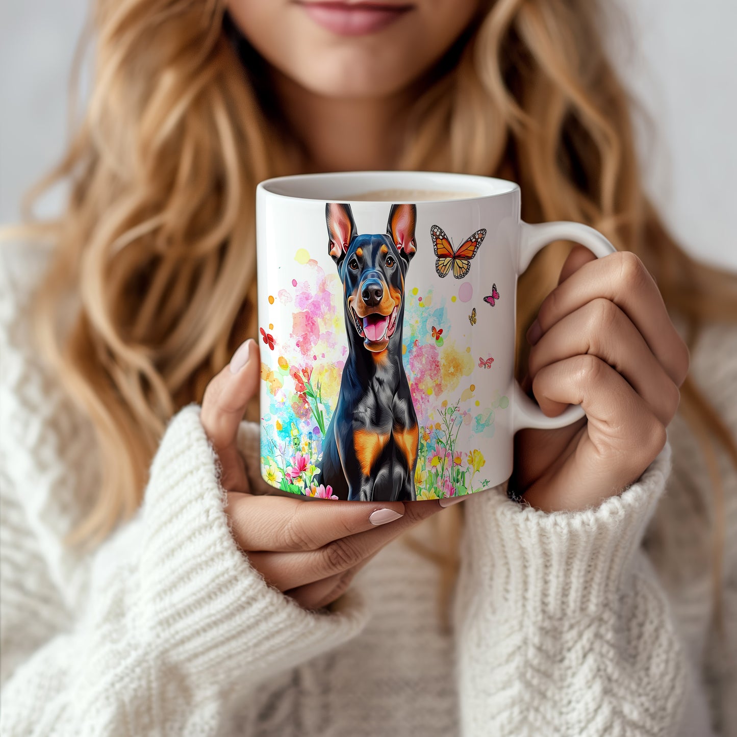 Hrnek s dobromyslným dobermanem – černým akcentem