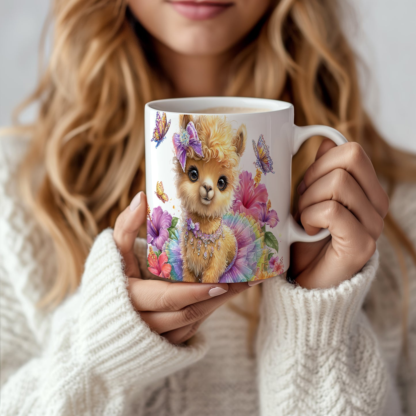 Hrnek s roztomilou alpacakou mezi květinami