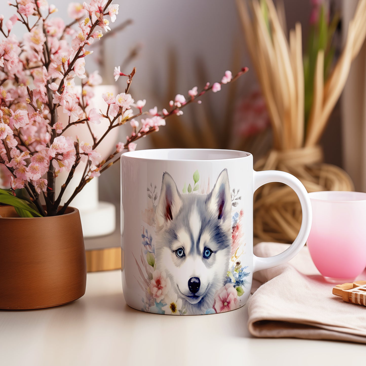 Hrnek s huskym a květinami