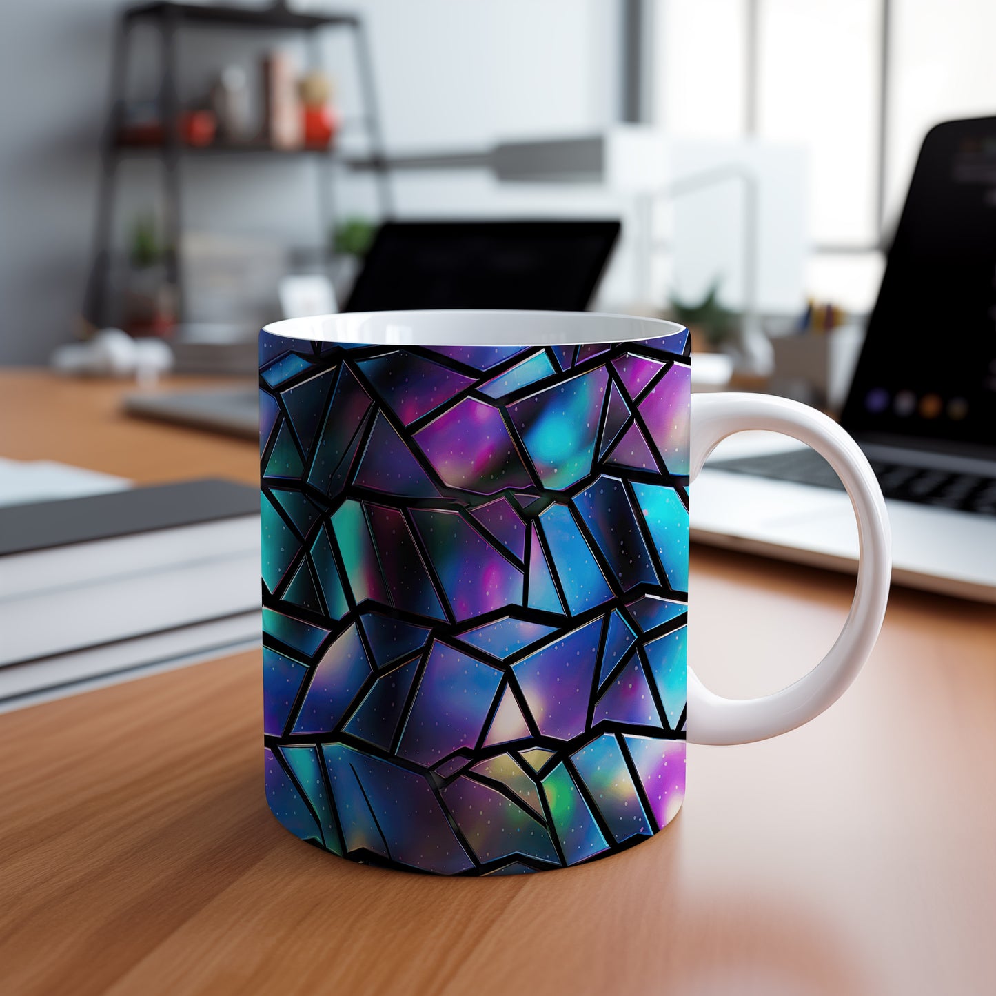 Hrnek s geometrickou mozaikou v modrých a fialových tónech