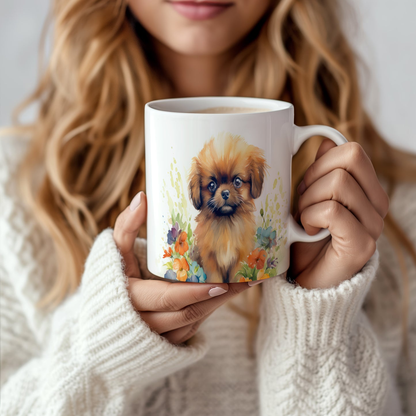 Hrnek s pekingese a květinovým vzorem v hnědých tónech