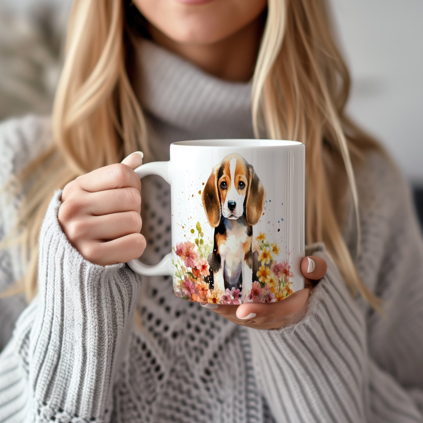 Hrnek s roztomilým štěnětem plemene beagle a květinami