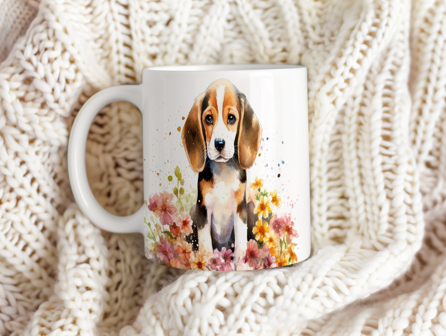 Hrnek s roztomilým štěnětem plemene beagle a květinami