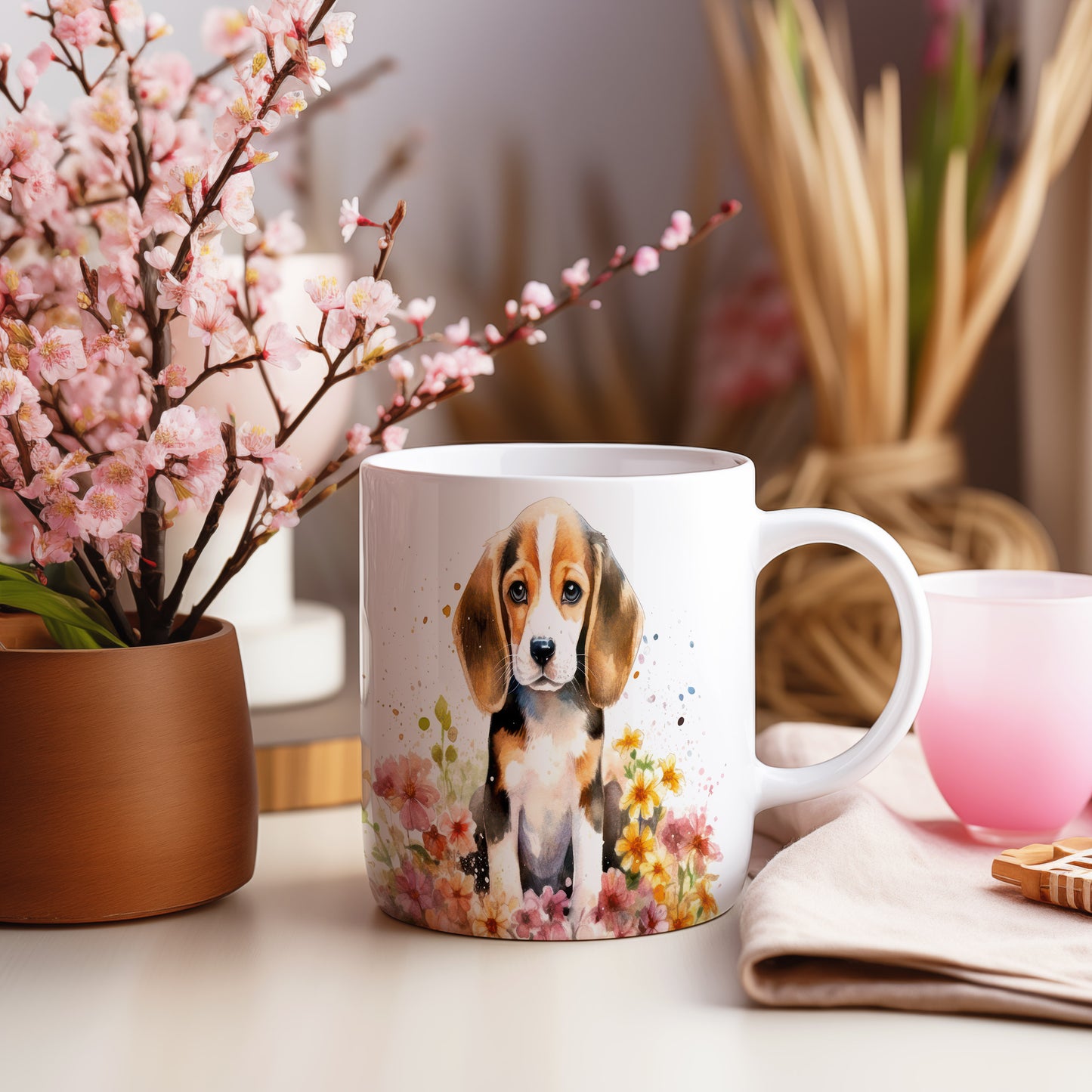 Hrnek s roztomilým štěnětem plemene beagle a květinami