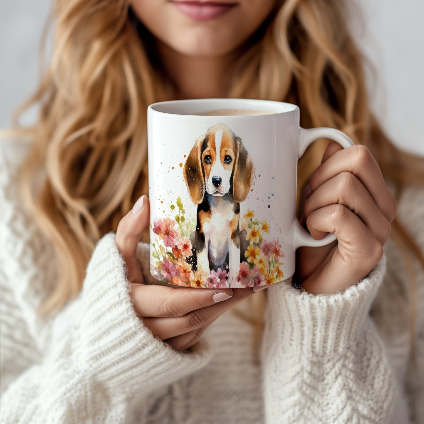 Hrnek s roztomilým štěnětem plemene beagle a květinami