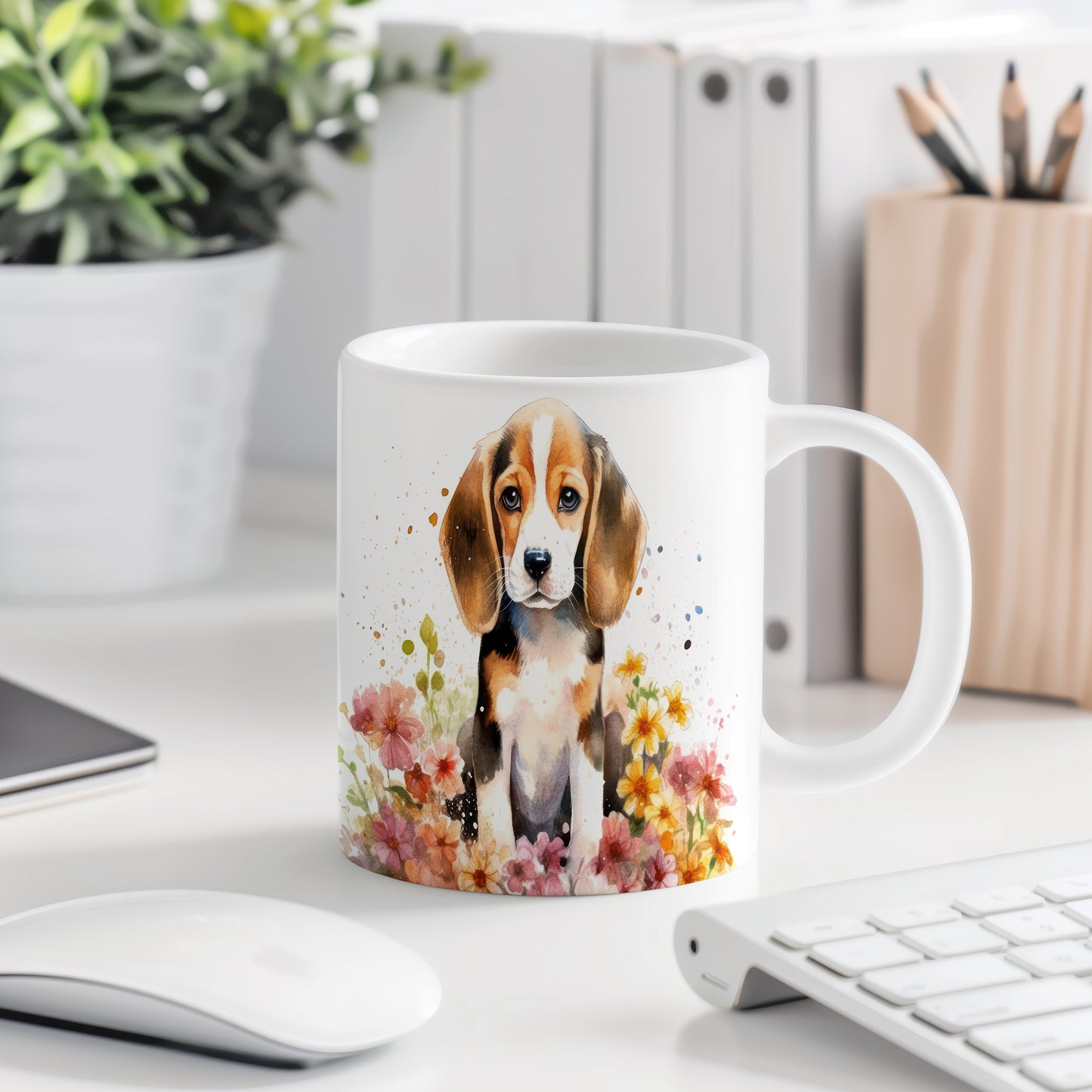 Hrnek s roztomilým štěnětem plemene beagle a květinami