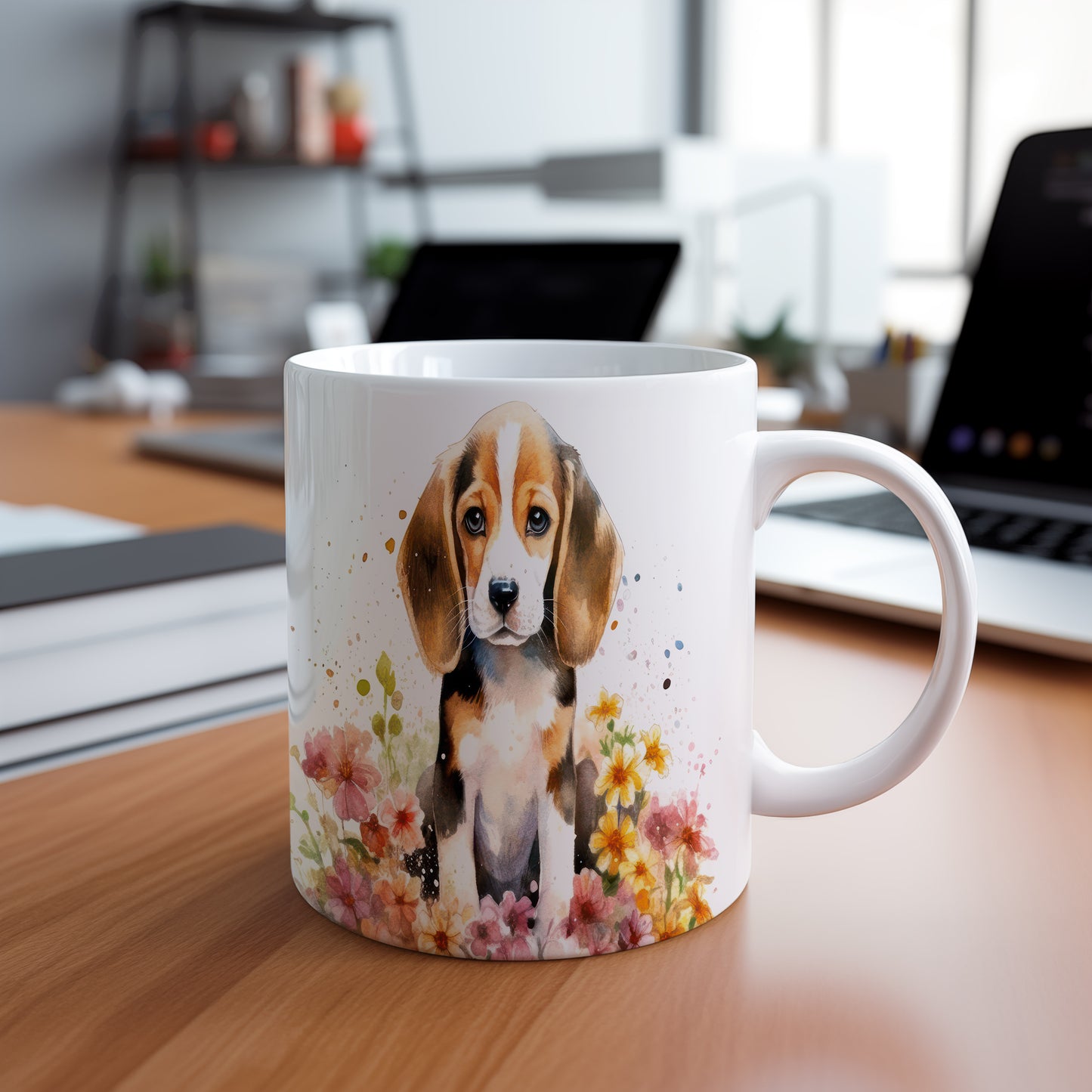 Hrnek s roztomilým štěnětem plemene beagle a květinami