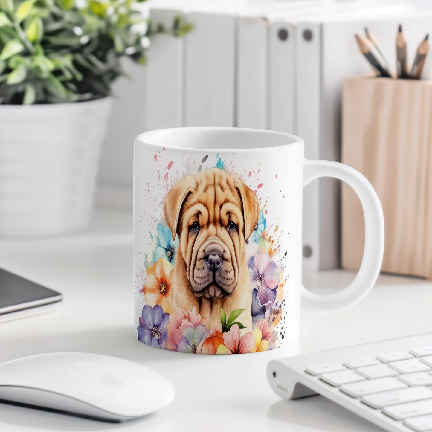 Hrnek s roztomilým štěnětem shar-pei a květinami