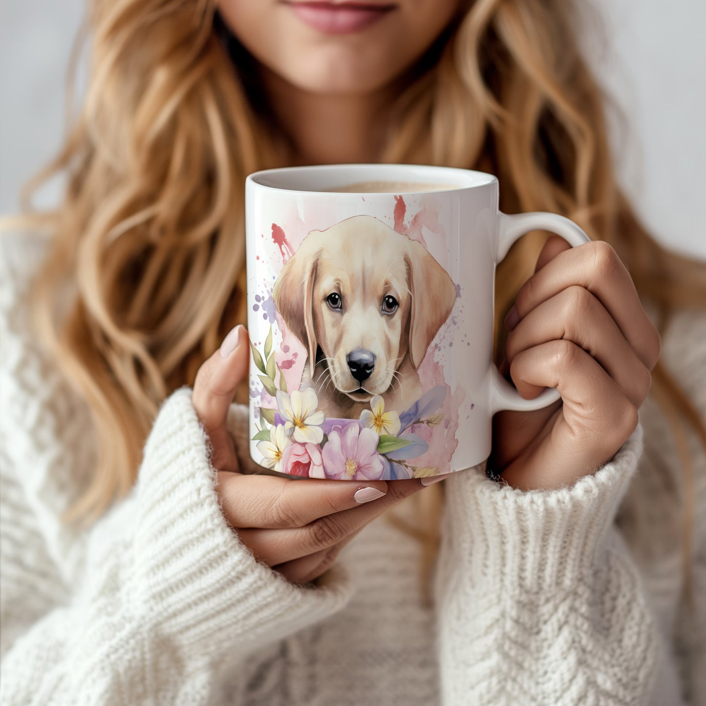 Hrnek s roztomilým labradorským štěnětem a květinami