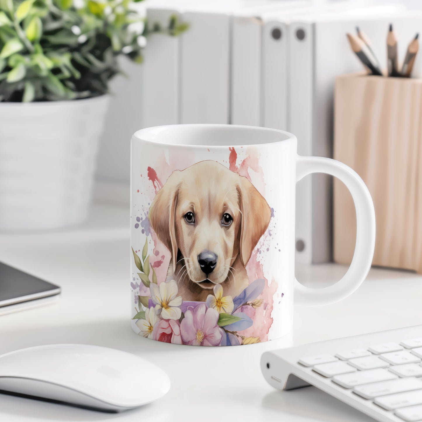 Hrnek s roztomilým labradorským štěnětem a květinami