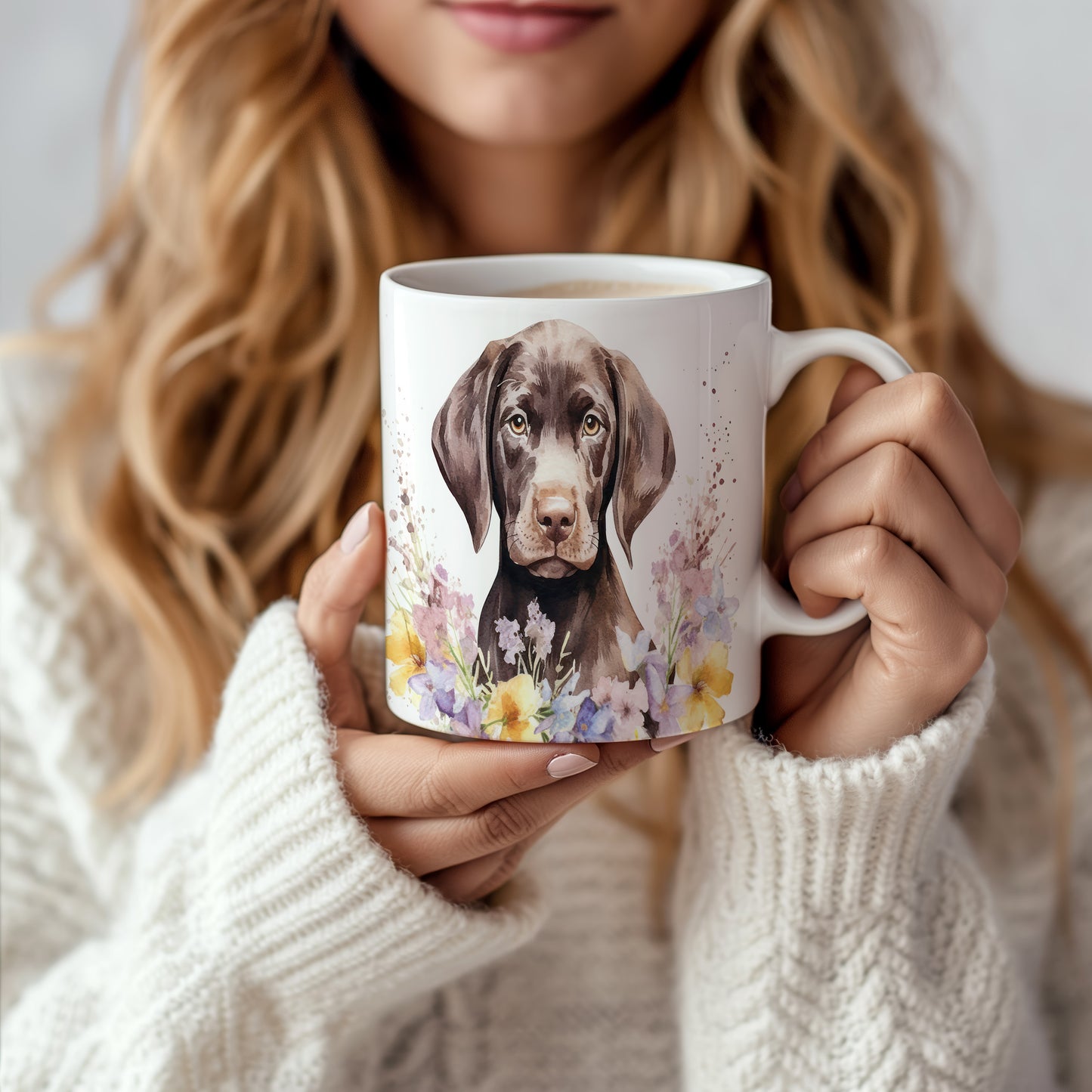 Hrnek s portrétem čokoládového labradora a květinovým motivem