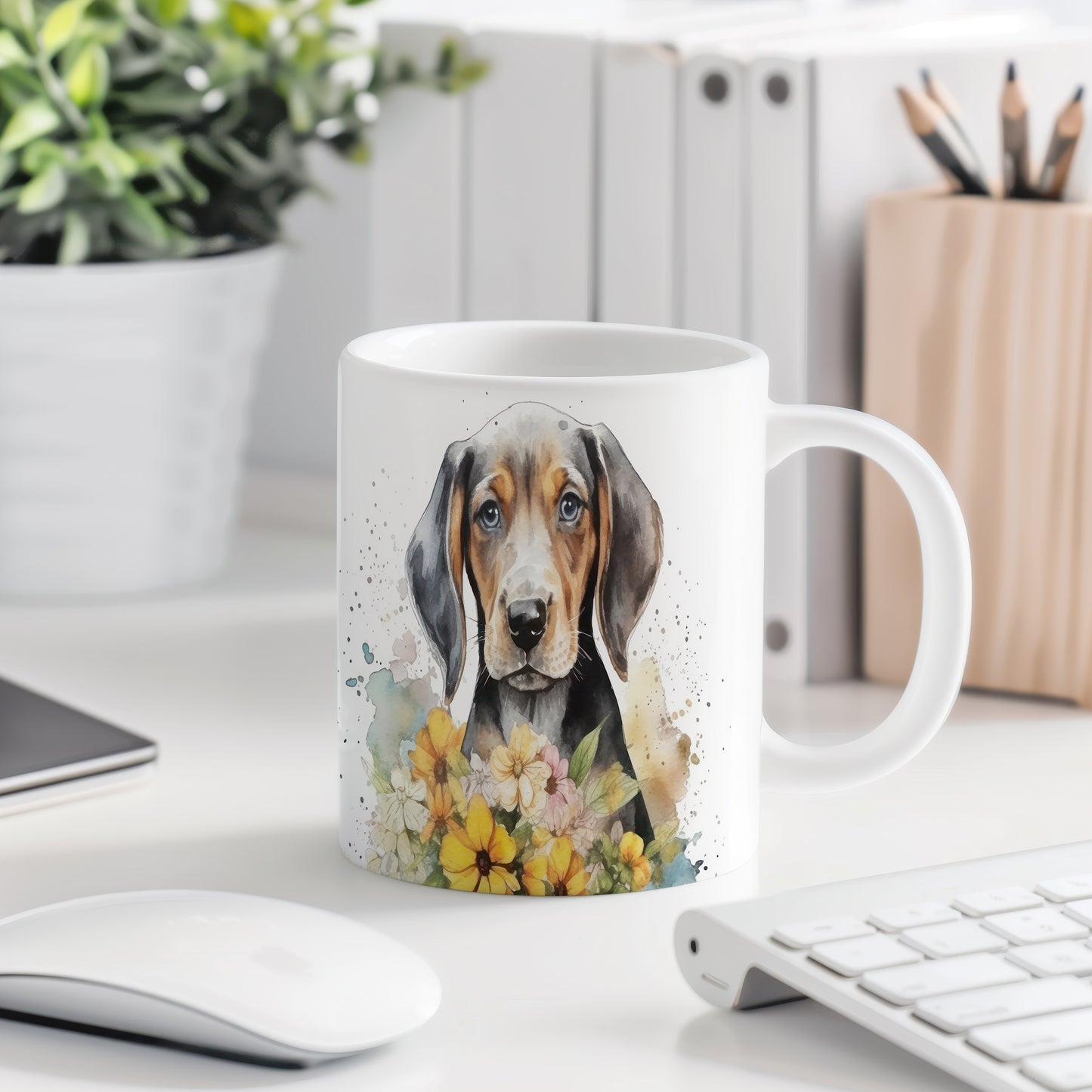 Hrnek s malovaným beagle štěnětem a květinami