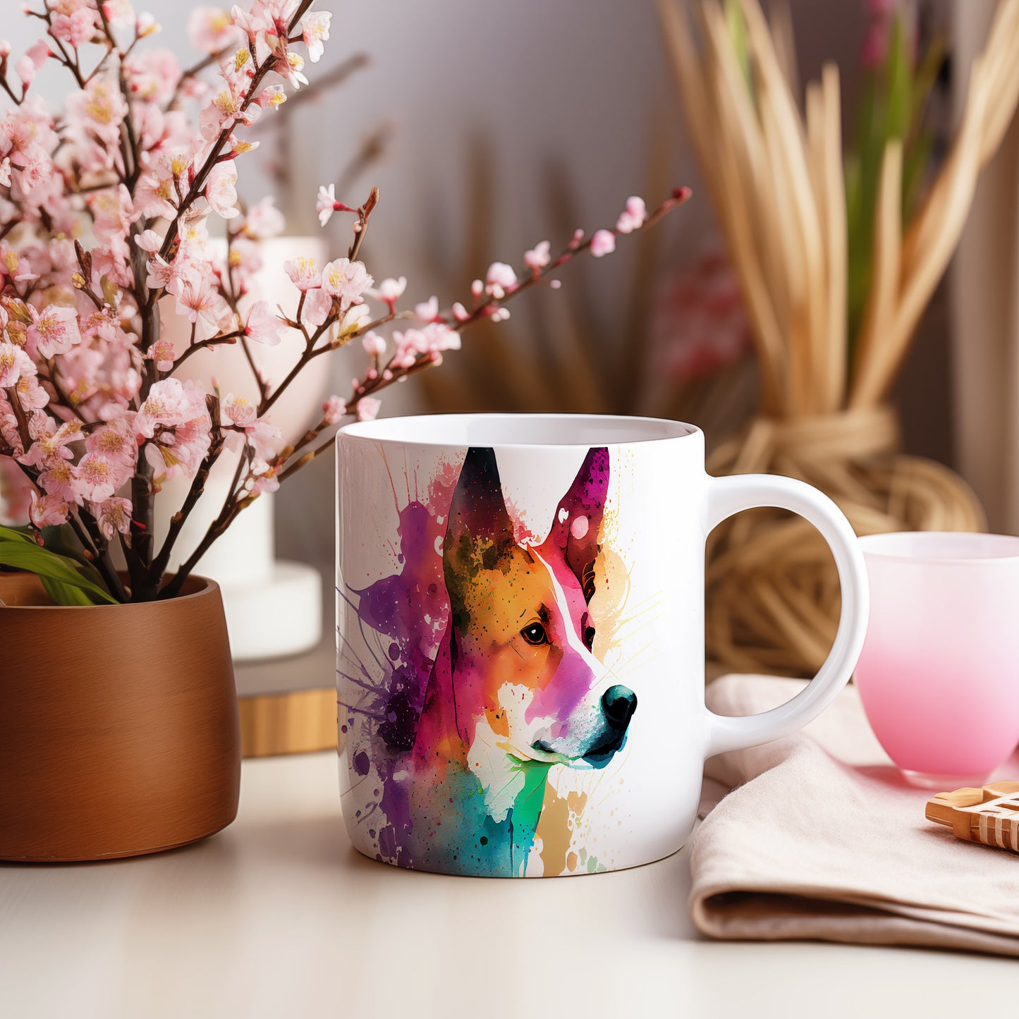Hrnek s barevným portrétem basenji v akvarelu
