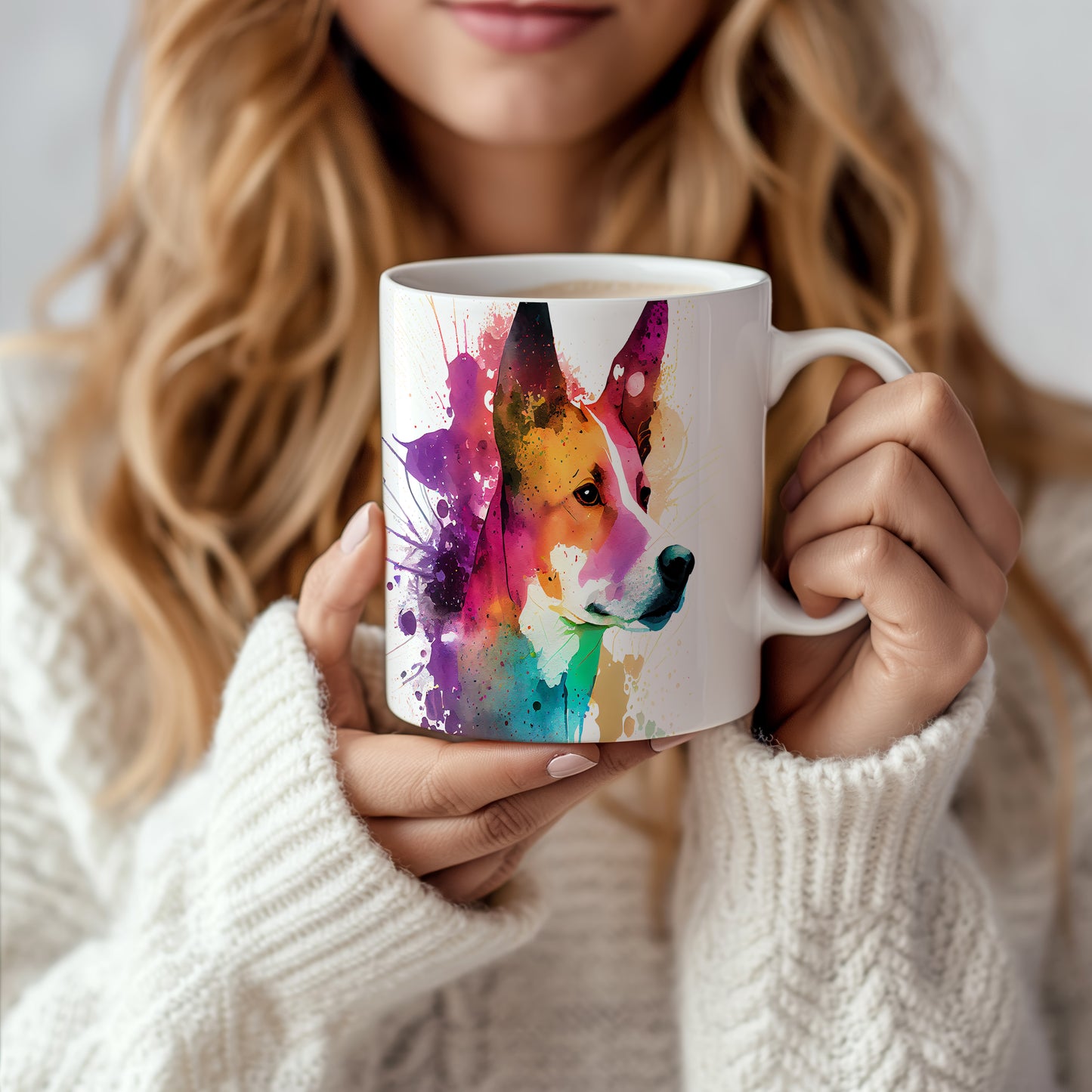 Hrnek s barevným portrétem basenji v akvarelu