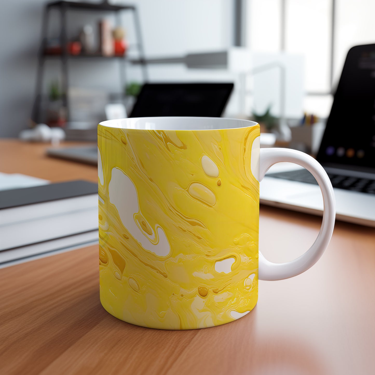 Unikátní žlutý hrnek s abstraktním designem pro každodenní použití