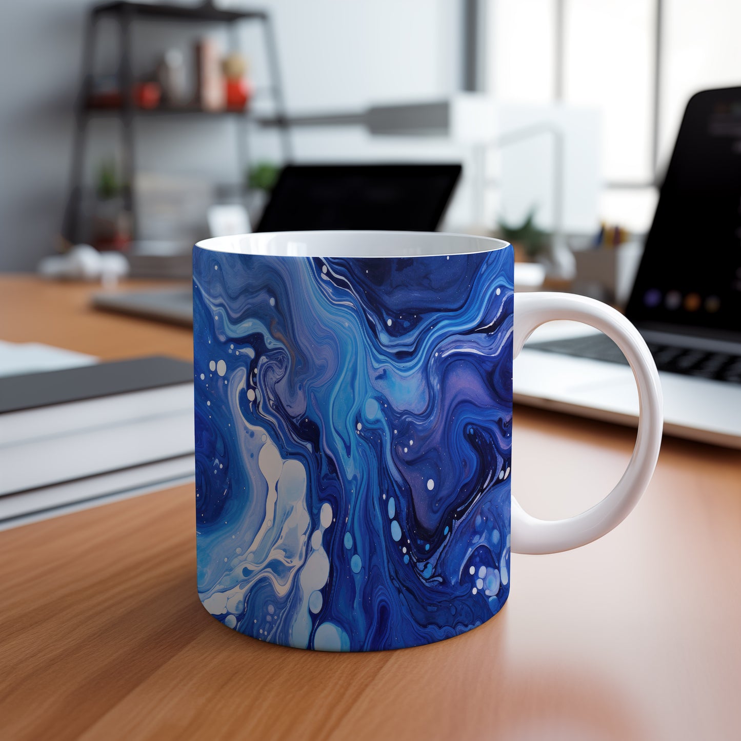 Hrnek s abstraktní mozaikou v modrých a bílých tónech