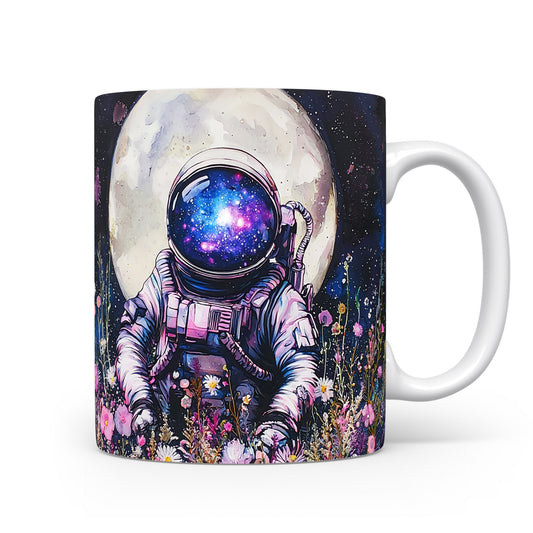 Hrnek s astronautem mezi květinami
