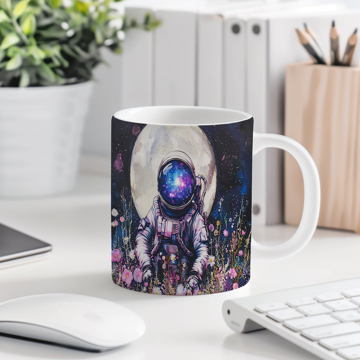 Hrnek s astronautem mezi květinami
