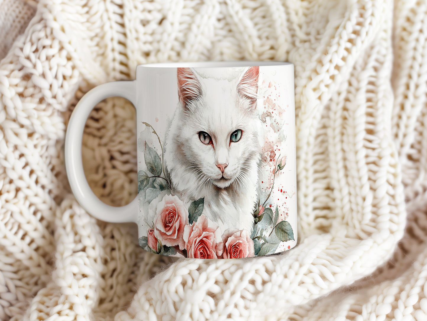 Elegantní hrnek s bílou kočkou a růžemi